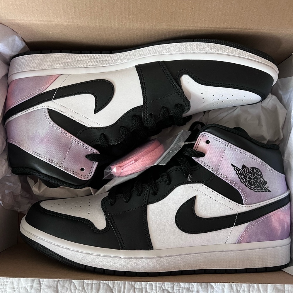 Men’s size 10.5  Nike Air Jordan 1 mid se black/bleached coral-white